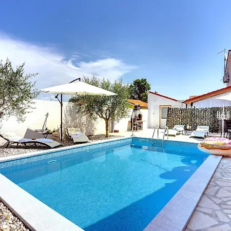 Mit Privatpool Fuer 5 Personen Ca 60 Qm In Sisan, Istrien Suedkueste Von Istrien Hébergement de vacances *