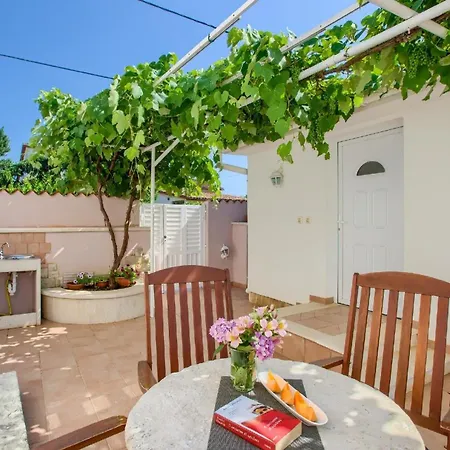 Mit Privatpool Fuer 5 Personen Ca 60 Qm In Sisan, Istrien Suedkueste Von Istrien Hébergement de vacances Šišan