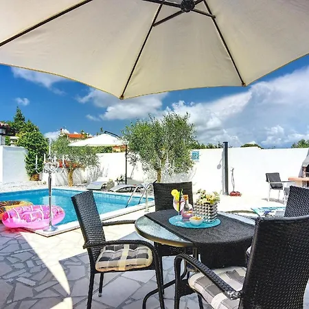 Mit Privatpool Fuer 5 Personen Ca 60 Qm In Sisan, Istrien Suedkueste Von Istrien Hébergement de vacances *