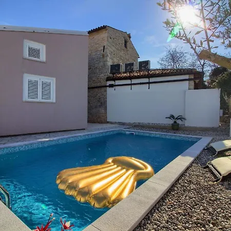 Mit Privatpool Fuer 5 Personen Ca 60 Qm In Sisan, Istrien Suedkueste Von Istrien *